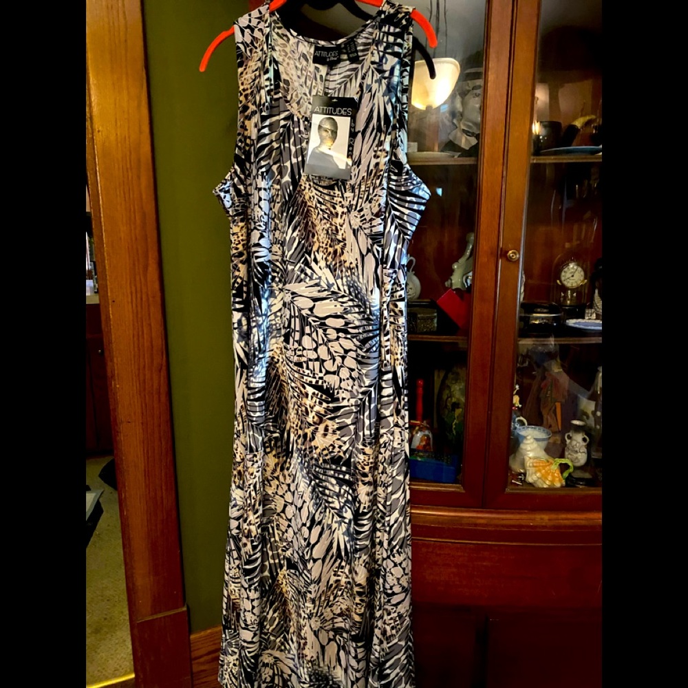 Flowered sleeveless dress. Brown black grey white.